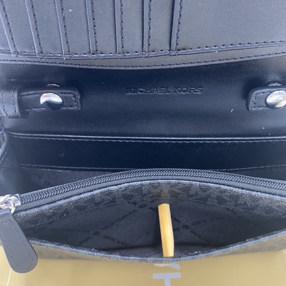 MICHAEL KORS MEDIUM MULTIFUNCTION PHONE XBody - Picture 12 of 16